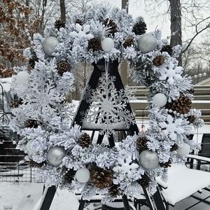 24 inch Winter Snowflake Wreath